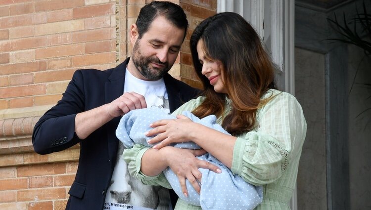 Marisa Jara y Miguel Almansa miran con cariño a su hijo en su presentación