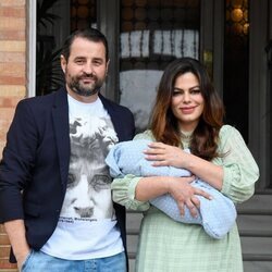 Marisa Jara y Miguel Almansa presentan a su hijo Tomás tras su nacimiento