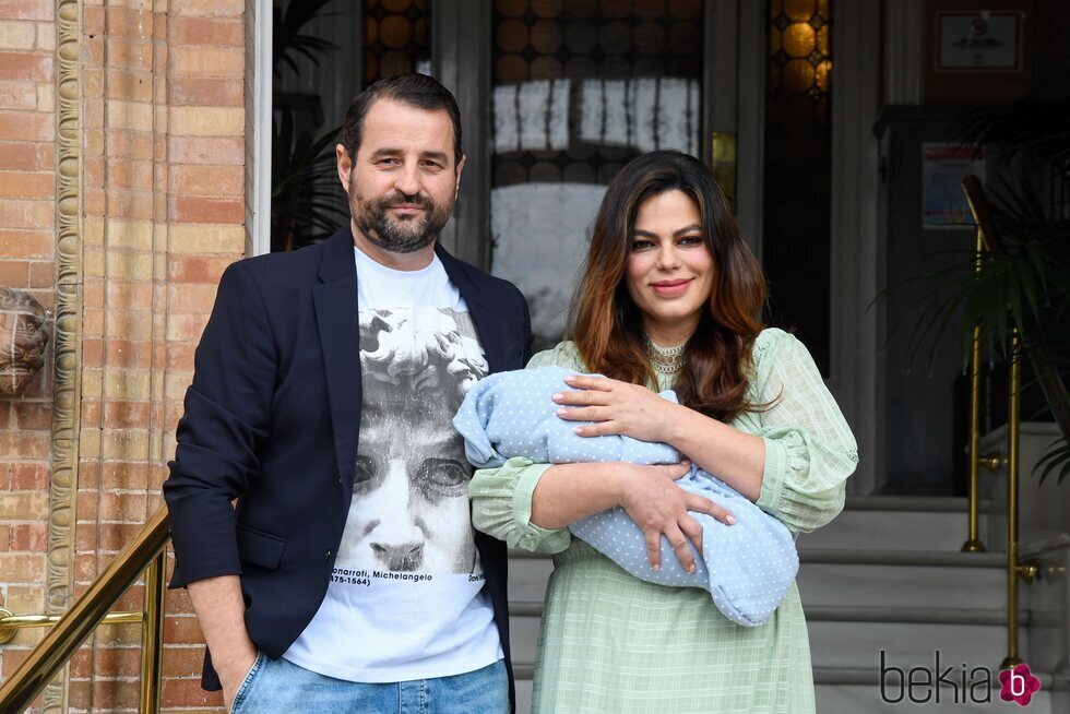 Marisa Jara y Miguel Almansa presentan a su hijo Tomás tras su nacimiento