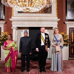 Guillermo Alejandro y Máxima de Holanda con el Presidenta de La India y su esposa en una cena de Estado en el Palacio Real de Amsterdam