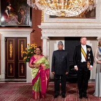 Guillermo Alejandro y Máxima de Holanda con el Presidenta de La India y su esposa en una cena de Estado en el Palacio Real de Amsterdam