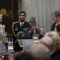 Guillermo Alejandro y Máxima de Holanda brindan con el Presidente de La India en una cena de Estado en el Palacio Real de Amsterdam