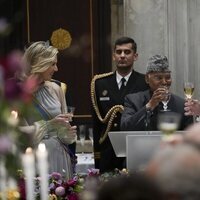 Guillermo Alejandro y Máxima de Holanda brindan con el Presidente de La India en una cena de Estado en el Palacio Real de Amsterdam