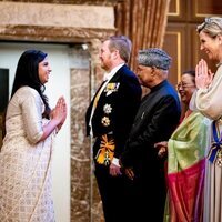 Máxima de Holanda saluda muy sonriente en la cena de Estado al Presidente de La India y su esposa en el Palacio Real de Amsterdam