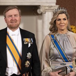 Guillermo Alejandro de Holanda y Máxima de Holanda con la tiara de aguamarinas en la cena de Estado al Presidente de La India y su esposa en el Palacio Rea
