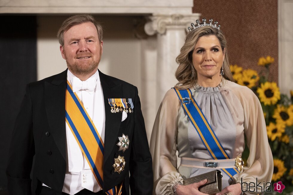 Guillermo Alejandro de Holanda y Máxima de Holanda con la tiara de aguamarinas en la cena de Estado al Presidente de La India y su esposa en el Palacio Rea