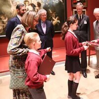 La Reina Letizia recibe un regalo de manos de una niña en presencia del Príncipe Carlos en la inauguración de la Spanish Gallery de Bishop Auckland