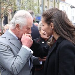 El Príncipe Carlos besa la mano de la Reina Letizia en su despedida tras la inauguración de la Spanish Gallery de Bishop Auckland
