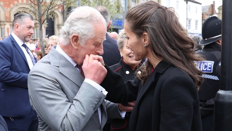 El Príncipe Carlos besa la mano de la Reina Letizia en su despedida tras la inauguración de la Spanish Gallery de Bishop Auckland