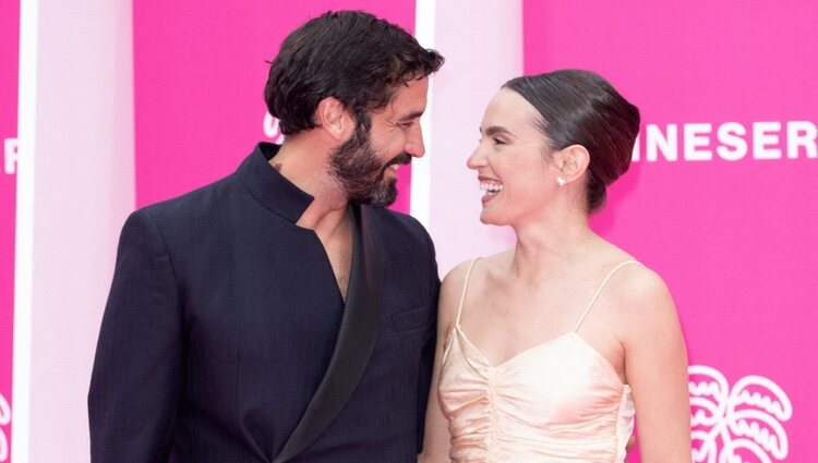 Álex García y Verónica Echegui compartiendo miradas en el Festival Canneseries