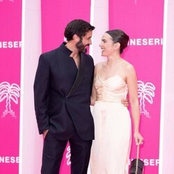 Álex García y Verónica Echegui compartiendo miradas en el Festival Canneseries