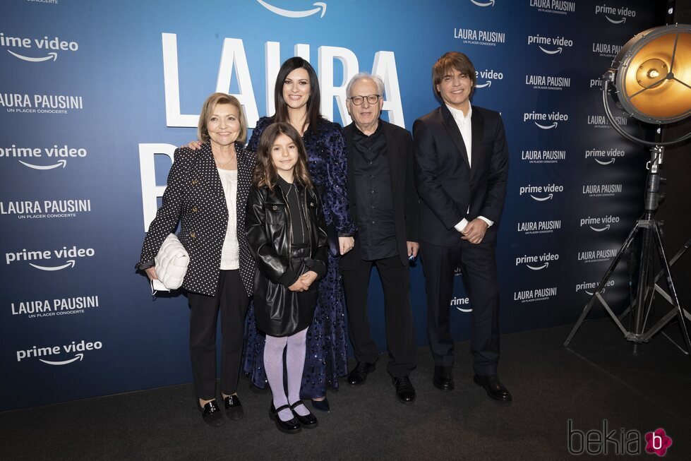 Laura Pausini con su familia en la presentación de su película en Madrid