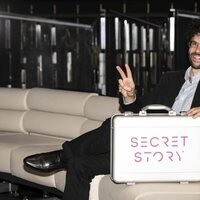 Rafa posa con su maletín tras ganar 'Secret Story 2'