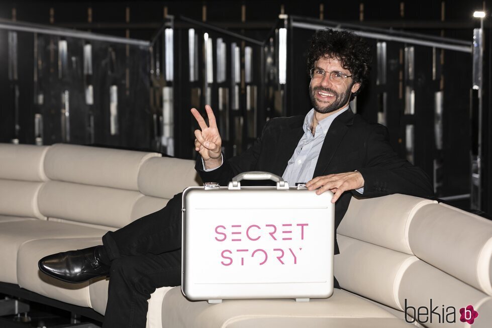 Rafa posa con su maletín tras ganar 'Secret Story 2'