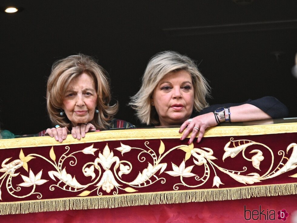 Terelu Campos y María Teresa Campos viendo las procesiones en Málaga