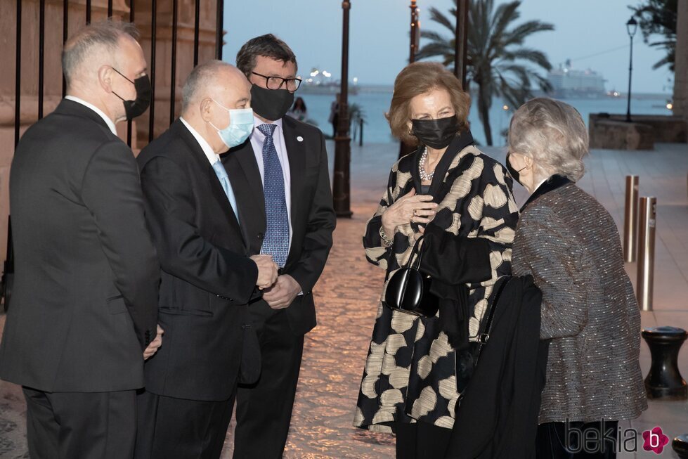 La Reina Sofía e Irene de Grecia saludan a las autoridades antes del concierto de Projecte Home en Mallorca