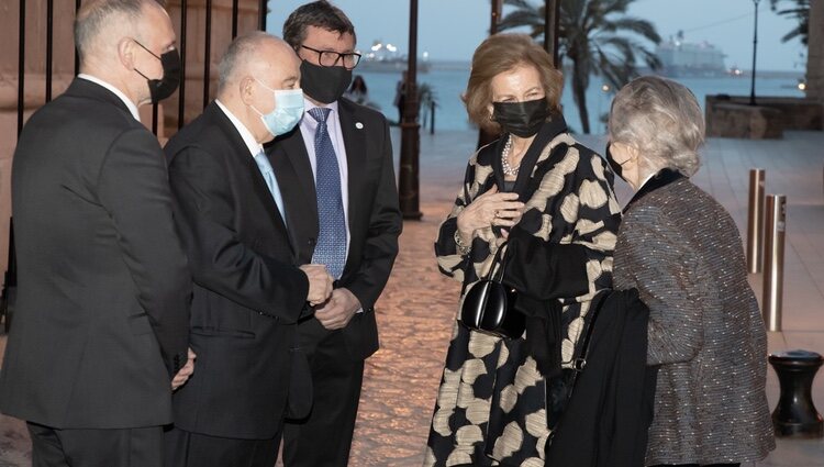 La Reina Sofía e Irene de Grecia saludan a las autoridades antes del concierto de Projecte Home en Mallorca