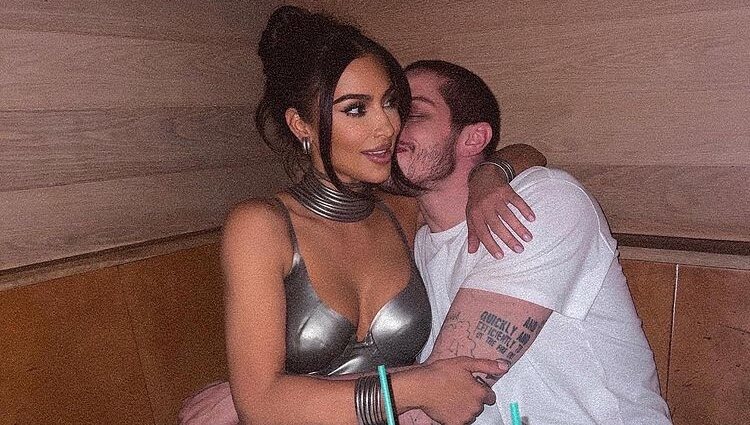 Kim Kardashian y Pete Davidson muy cariñosos en una cena