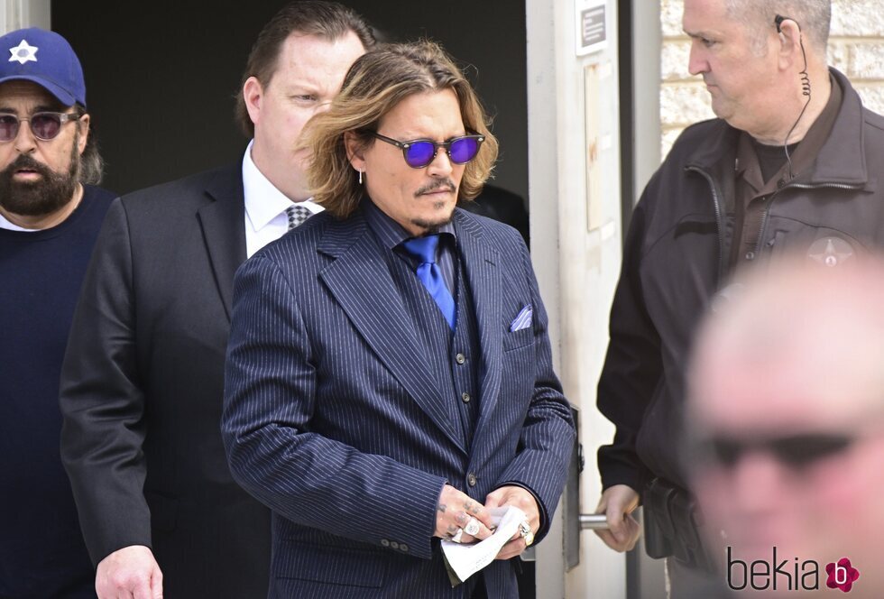 Johnny Depp a la salida de su juicio televisado con Amber Heard