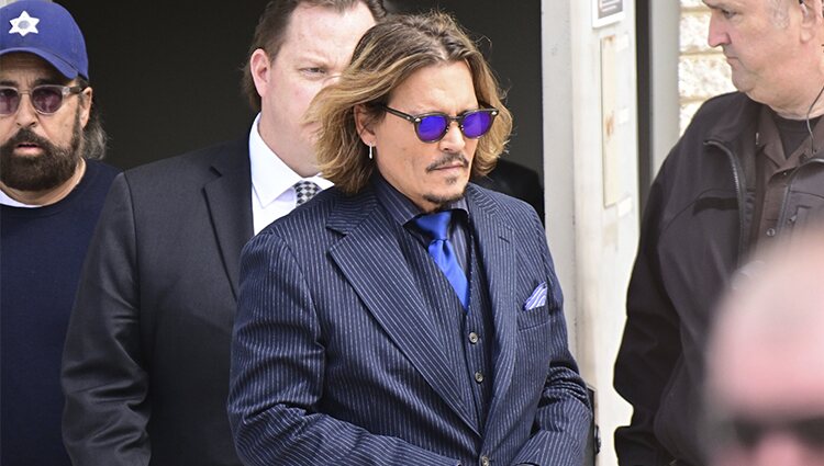 Johnny Depp a la salida de su juicio televisado con Amber Heard