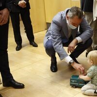El Rey Felipe con un bebé en su visita a un centro de refugiados ucranianos
