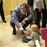 El Rey Felipe con un bebé en su visita a un centro de refugiados ucranianos