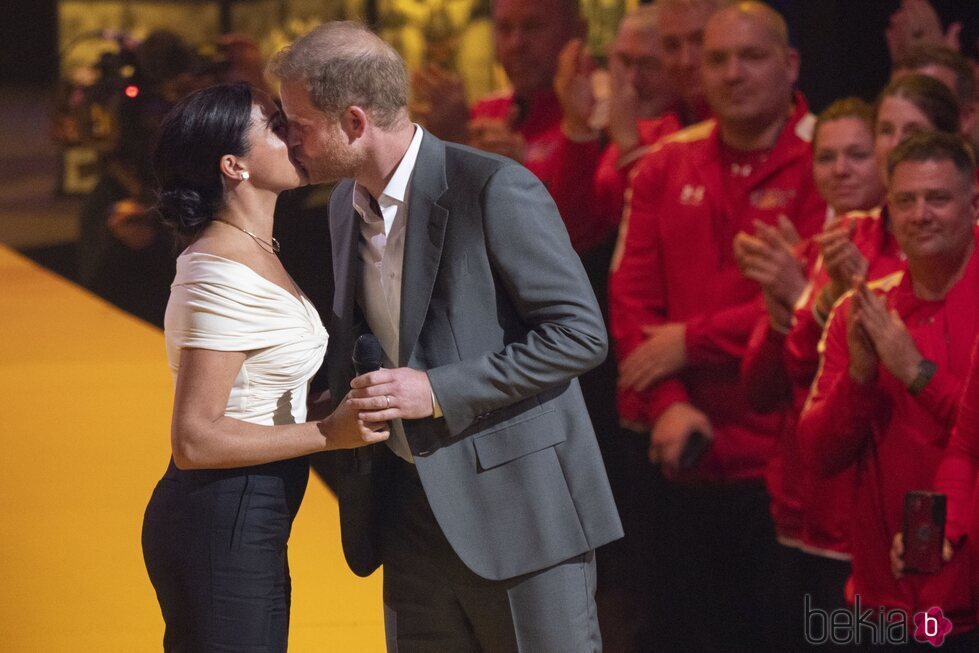 El Príncipe Harry y Meghan Markle se besan en la inauguración de los Juegos Invictus