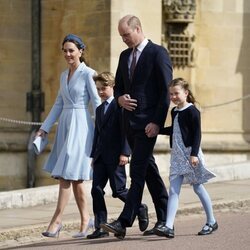 El Príncipe Guillermo, Kate Middleton y sus hijos Jorge y Carlota en la misa del Domingo de Resurrección