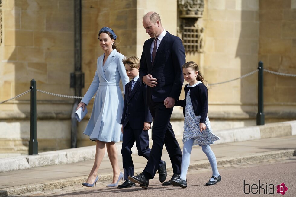 El Príncipe Guillermo, Kate Middleton y sus hijos Jorge y Carlota en la misa del Domingo de Resurrección