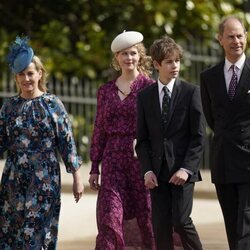 El Príncipe Eduardo con Sofía de Wessex y sus hijos Luisa y Jacobo en la misa del Domingo de Resurrección