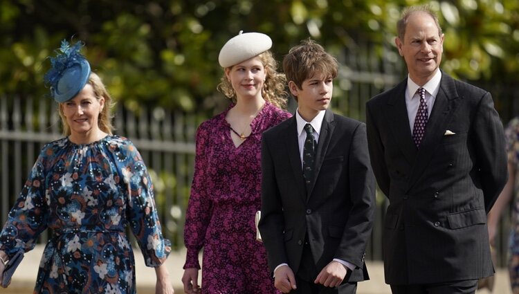 El Príncipe Eduardo con Sofía de Wessex y sus hijos Luisa y Jacobo en la misa del Domingo de Resurrección