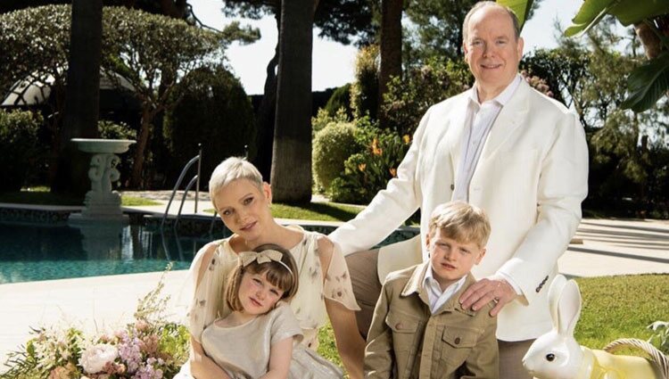 Alberto y Charlene de Mónaco con sus hijos Jacques y Gabriella de Mónaco en un posado familiar por Pascua