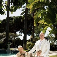 Alberto y Charlene de Mónaco con sus hijos Jacques y Gabriella de Mónaco en un posado familiar por Pascua
