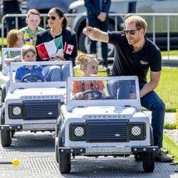 El Príncipe Harry y Meghan Markle montados en unos coches con unos niños en los Invictus Games de La Haya