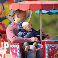 Mike Tindall se divierte con sus hijos Lena y Lucas Tindall en una feria en Norfolk