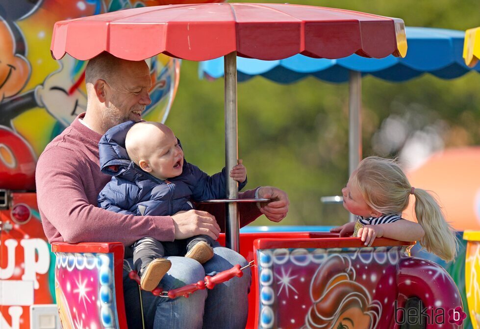 Mike Tindall se divierte con sus hijos Lena y Lucas Tindall en una feria en Norfolk