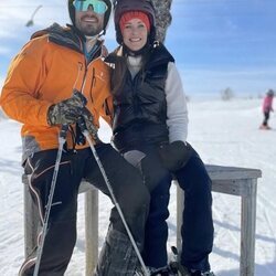 Carlos Felipe y Sofia de Suecia esquiando