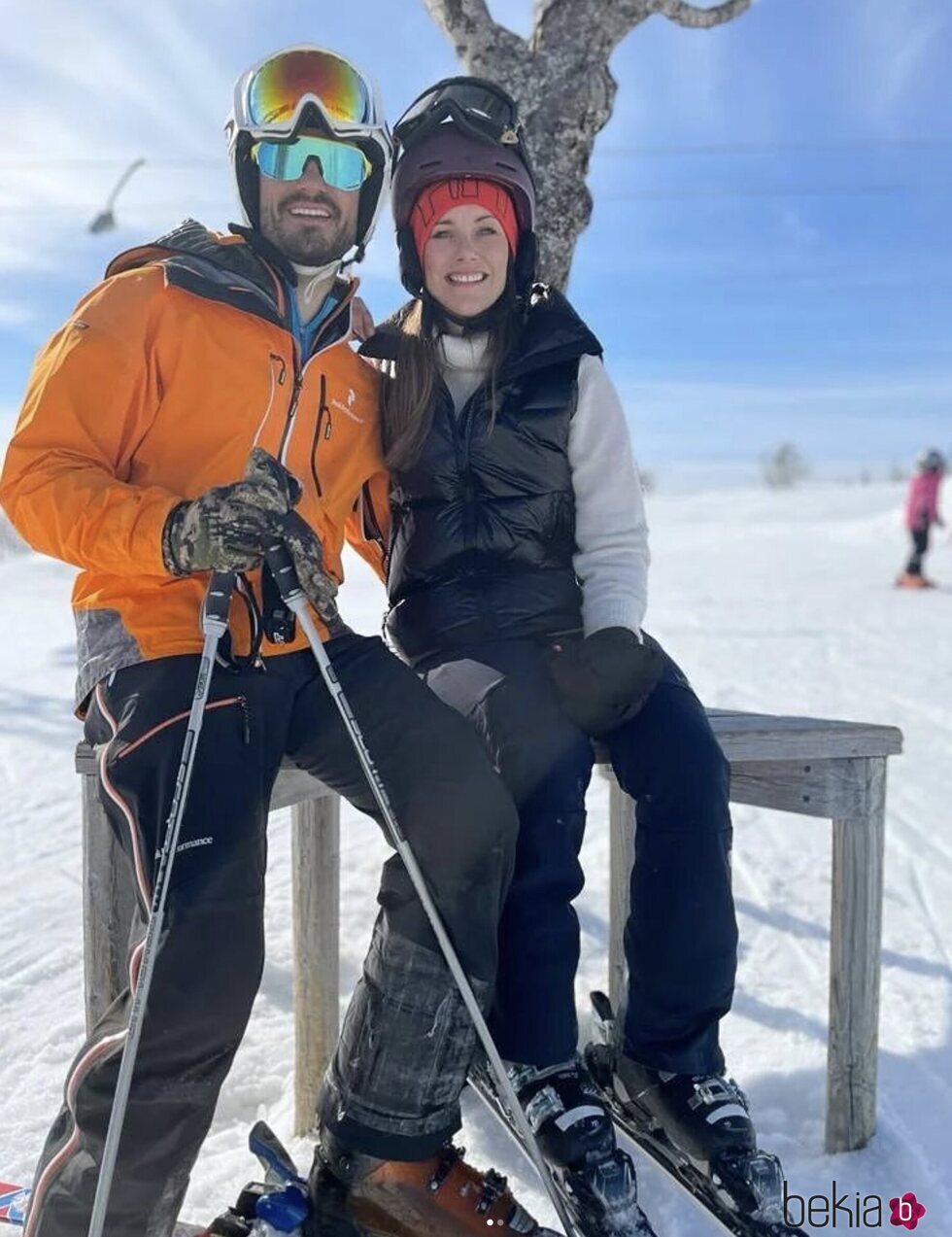 Carlos Felipe y Sofia de Suecia esquiando