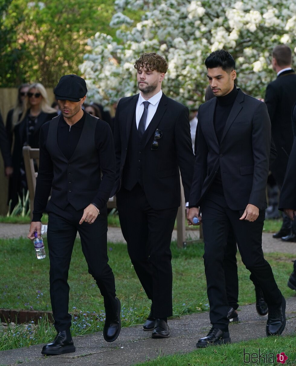 Max George, Jay McGuiness y Siva Kaneswaran, integrantes de The Wanted, en el funeral de Tom Parker