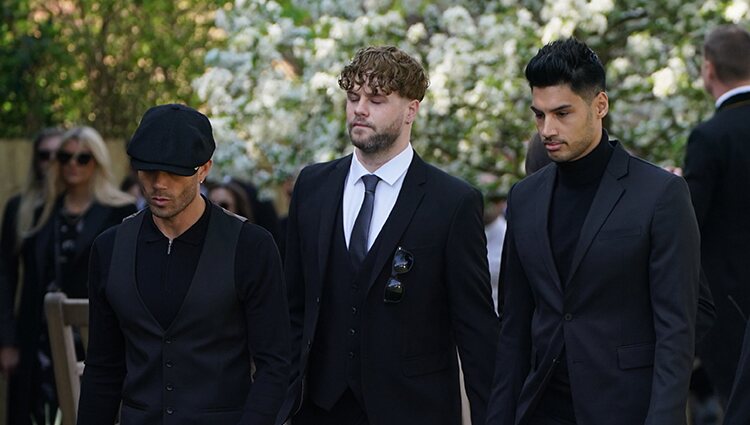Max George, Jay McGuiness y Siva Kaneswaran, integrantes de The Wanted, en el funeral de Tom Parker