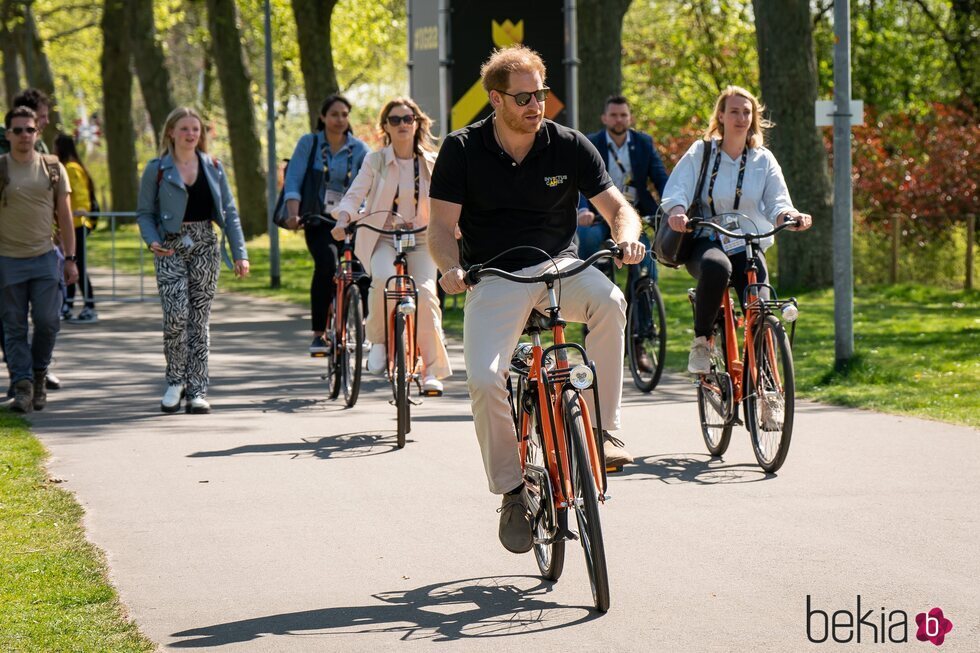 El Príncipe Harry montando en bici en los Invictus Games en La Haya