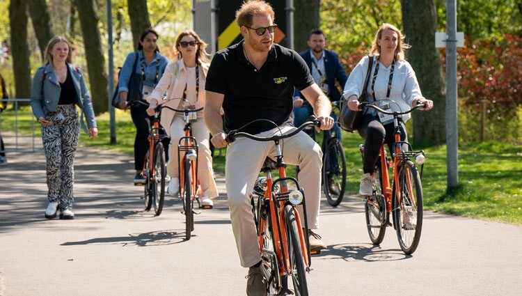 El Príncipe Harry montando en bici en los Invictus Games en La Haya