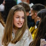La Princesa Leonor hablando con una joven en una Jornada sobre Juventud y Ciberseguridad en Leganés