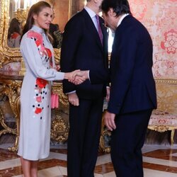 Juan del Val saludando a la Reina Letizia en presencia del Rey Felipe en el almuerzo por la entrega del Premio Cervantes 2021
