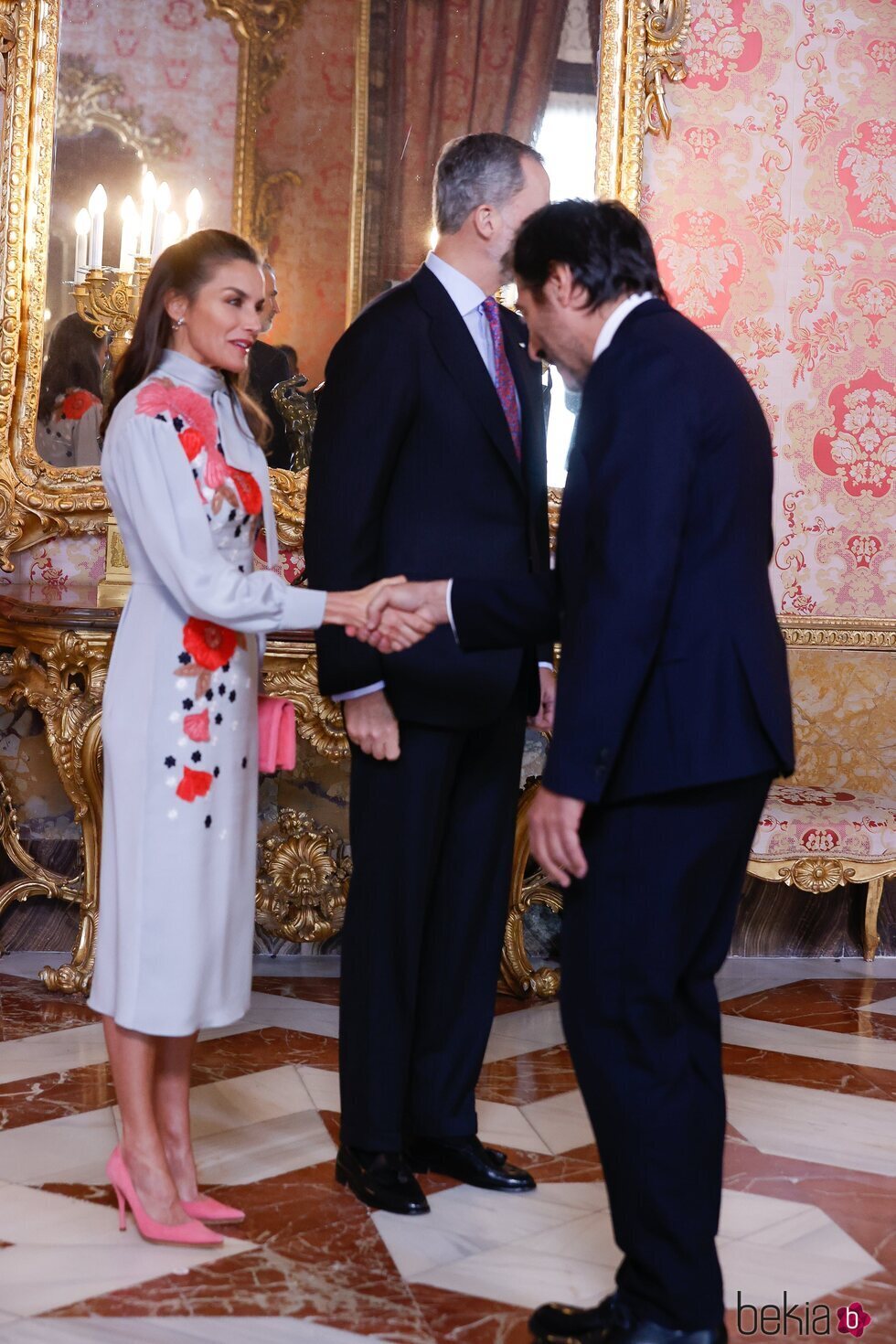 Juan del Val saludando a la Reina Letizia en presencia del Rey Felipe en el almuerzo por la entrega del Premio Cervantes 2021