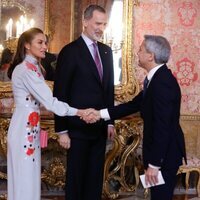 Vicente Vallés saluda a los Reyes Felipe y Letizia en el almuerzo por la entrega del Premio Cervantes 2021