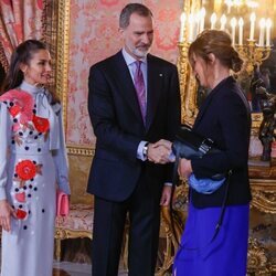Sandra Barneda saluda a los Reyes Felipe y Letizia en el almuerzo por la entrega del Premio Cervantes 2021