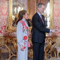 Paz Padilla saluda a los Reyes Felipe y Letizia en el almuerzo por la entrega del Premio Cervantes 2021