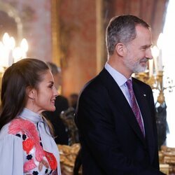 Los Reyes Felipe y Letizia sin mascarilla en el almuerzo por la entrega del Premio Cervantes 2021