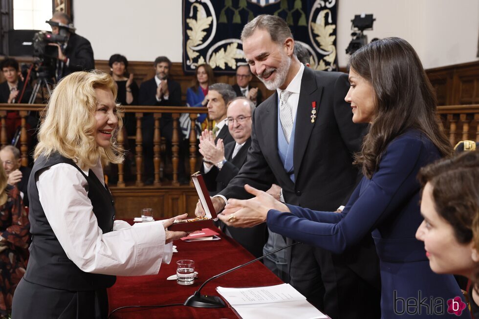 Cecilia Roth saluda a los Reyes Felipe y Letizia al recoger el Premio Cervantes 2021 en nombre de Cristina Peri Rossi